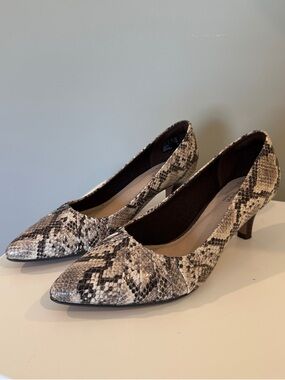 Clarks Snake-Print Pointed Toe Pumps in Neutral Tones women’s 8